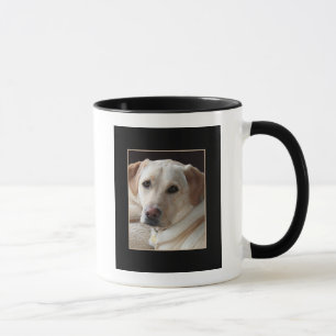 Cão amarelo de labrador retriever na caneca