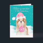 Cão de Shih Tzu no cartão de Natal do chapéu do<br><div class="desc">Um tzu bonito de shih que guardara um bauble/ornamento do feriado e que veste um chapéu bonito super do papai noel do Natal com arco. À moda e bonito seja grande para o amante de Shih Tzu ou todo o amante do cão. com os obrigados a GraphicPassion</div>