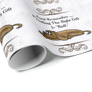 Cão esgotado algum papel de embrulho da ocasião