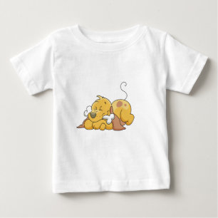 Cão feliz com camiseta e presentes do osso