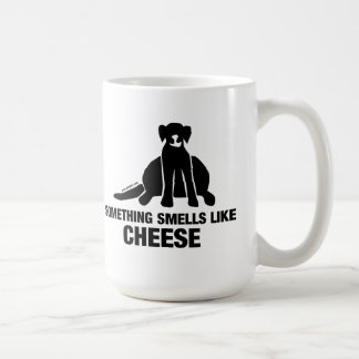 Cão gordo - algo cheira como a caneca do queijo