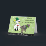 Cão que faz xixi no cartão de Natal do boneco de<br><div class="desc">O boneco de neve louco engraçado como o cão faz xixi nele cartão de Natal. Cartão parvo cómico que fará sua família rir.</div>
