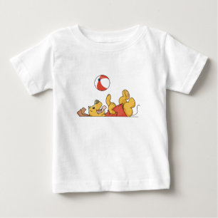 Cão que joga com camiseta e presentes da bola