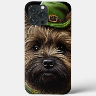Cão Terrier Cairn vestido para o Dia de São Patríc