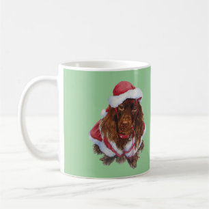 Cãozinho bonito vestido com caneca de natal