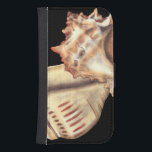 Capa Carteira Para Samsung Galaxy S4 Conchas Artísticas<br><div class="desc">Jennifer Goldberger tem uma coleção incrível de arte capturando as pérolas do oceano. Nesta linda,  clássica pintura de cor neutra,  estes dois conchas são o principal objeto da imagem. Coloque esta arte náutica estilizada em seus produtos favoritos hoje!</div>