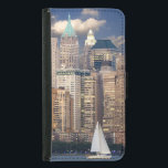 Capa Carteira Para Samsung Galaxy S5 Nova Iorque Skyline<br><div class="desc">Foto fabulosa do horizonte de Nova Iorque à noite. A imagem tem um barco à vela na frente d'água, no primeiro plano, e o fundo é povoado com os muitos e interessantes arranha-céus brilhantes e brilhantes e edifícios. A foto foi tirada ao anoitecer quando o céu da noite tem uma...</div>