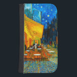 Capa Carteira Para Samsung Galaxy S4 Van Gogh Café Terrace à Noite<br><div class="desc">Samsung Galaxy Wallet Case com a pintura a óleo de Vincent van Gogh Café Terrace à Noite (1888). Estrelas amarelas pintam o céu azul noturno acima de um café ao ar livre na França. Um presente maravilhoso para fãs do Impressionismo Poste e da arte holandesa.</div>