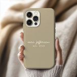 Capa de Celular Personalizada Casal Recém-Casados<br><div class="desc">Celebre sua história de amor todos os dias com esta capa de telefone personalizada, projetada para noivas, recém-casados e casais que prezam por lembranças significativas. Adicione seu novo sobrenome, iniciais, data de casamento ou “Sr & Sra” para criar uma capa única, protetora e elegante que viaja para onde você for....</div>
