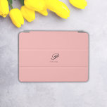 Capa de ipad de Harmonia de Script Blush<br><div class="desc">Mergulhe no epítome do luxo personalizado com nossa capa de ipad Harmonia Blush Script. Desvende um reino de elegância à medida que este na moda e acessório personalizável envolve seu iPad em uma fonte de script delicada, mostrando seu primeiro nome inicial e de cheio, tudo definido em um pano de...</div>