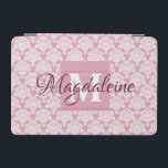 Capa de ipad do Damasco Rosa Dusty com Monograma e<br><div class="desc">Este belo gabinete iPad apresenta uma cor damasco branca clássica sobre um fundo rosa poeirento. O design é personalizado com uma letra inicial de monograma, assim como um nome personalizável. Perfeito para o trabalho ou para a escola, ou qualquer mulher que queira um caso feminino bonito com um design simples...</div>