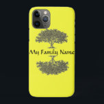 Capa de telefone - Árvore da família e nome<br><div class="desc">Nome da família entre dois carvalhos refletidos que representam a árvore da sua família. Personalizar/Editar para alterar a cor de fundo (o padrão é amarelo).</div>