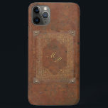 Capa de telefone de aparência de couro antiga com<br><div class="desc">Clique em "Personalizar" para inserir suas iniciais ou simplesmente excluí-las. Mais itens com este design: 👇 www.zazzle.com/aura2000/antique leather</div>