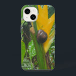 Capa de telefone do Caracol da Floresta Tropical<br><div class="desc">Esta capa de telefone tem uma fotografia de uma flor amarela brilhante da floresta tropical com um caracol sobre uma planta próxima a ela.</div>