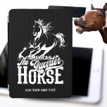 Capa Para iPad Air Cowboy cowboy do quarto americano oeste<br><div class="desc">O design de cavalo americano. Cowboy,  cowgirl,  oeste selvagem,  design gráfico ocidental com um quarto correndo e letra ocidental. Disponível em muitos produtos. Mostre o seu amor por estes cavalos icônicos com este design na moda ocidental.</div>