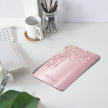 Capa Para iPad Air Lixeira rosa dourada nome metálico cintilante<br><div class="desc">Uma mala elegante,  feminina e gampa. Rosa de ouro fino e gotejamento de brilho rosa,  pingos de tinta. Fundo metálico de aparência falsa,  rosa de ouro-chic. Insira seu nome,  escrito com um script de estilo moderno,  escrito à mão. Letras rosa escuras de cor dourada.</div>