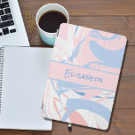 Capa Para iPad Air Monograma Blue White Marble Swirl<br><div class="desc">Monograma desta capa de ar iPad de mármore azul branca e rosa. Disponível em todas as dimensões. Veja os nossos itens correspondentes na coleção.</div>