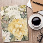 Capa Para iPad Air Monograma Floral Amarelo-Branco Elegante<br><div class="desc">Esta capa de ipad personalizada apresenta um padrão floral eterno amarelo e branco,  que lembra um charmoso jardim rural. As delicadas flores e matizes evocam um senso de tranquilidade,  fazer uma adição adorável ao seu tablet.</div>