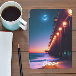 Capa Para iPad Air O Cais da Lua Personalizado<br><div class="desc">Um belo caso do ipad para amantes de praia mostra um píer com postes iluminados e uma lua de cheio brilhando ao anoitecer. Design criado com o uso do software AI. Personalizar com nome ou monograma</div>