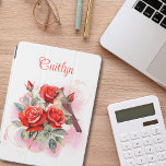 Capa Para iPad Air Rosa vermelha e Cardeal<br><div class="desc">Linda cobertura aérea iPad que você pode personalizar com seu nome que apresenta rosas vermelhas lindas com uma cardeal vermelha fêmea sentada no meio delas.</div>