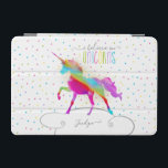 Capa Para iPad Mini Adicione o unicórnio Dourado personalizado nome do<br><div class="desc">Um unicórnio do arco-íris em um céu das bolinhas e do brilho… o presente perfeito para uma menina especial que acredite na mágica e nos unicórnios.</div>
