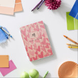 Capa Para iPad Mini Corações de Doodle Rosa Moderno Monograma<br><div class="desc">Design apresenta monograma e nome contra um padrão de fundo de corações de rabisco rosa giro. Insira facilmente as iniciais e o nome. Presente personalizado ideal para todas as ocasiões,  inclusive de volta à escola,  escritório doméstico,  aniversário,  Dia de as mães,  Dia de os namorados e muito mais.</div>