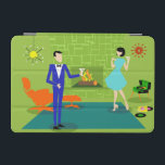 Capa Para iPad Mini Do iPad moderno do casal do meio século mini<br><div class="desc">Este do iPad moderno do casal do meio século mini cobrir olha como uma cena fora de uma comédia romântica. O estilo dos anos 60, características de design minimalistas da arte um casal atrativo dos desenhos animados que aprecia um nivelamento romântico em casa. A sala sofisticada caracteriza proeminente uma parede...</div>
