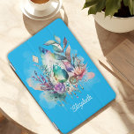 Capa Para iPad Mini Dreamy Boho Crystals Dreamcatcher Aqua<br><div class="desc">Esta capa de ipad sonhadora apresenta um grande cristal em forma de lágrima com uma bela mistura de aquamarina e turquesa. Folhagem delicada, cristais pendurados e uma caçadora de sonhos em um fundo aqua protegem seu iPad com um toque de magia. Personalizado com seu nome, esse cobrir encantador permite que...</div>