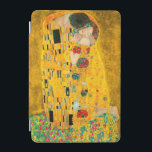 Capa Para iPad Mini Gustav Klimt O Beijo<br><div class="desc">capa de ipad com pintura a óleo de Gustav Klimt com folha de ouro The Kiss (1908). Um homem e uma mulher,  vestindo cores ouros brilhantes,  adoravelmente abraçando e beijando num campo de flores. Um presente de excelente para fãs de Arte Nouveau e de Arte Austríaca.</div>