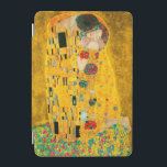 Capa Para iPad Mini Gustav Klimt O Beijo<br><div class="desc">capa de ipad com pintura a óleo de Gustav Klimt com folha de ouro The Kiss (1908). Um homem e uma mulher,  vestindo cores ouros brilhantes,  adoravelmente abraçando e beijando num campo de flores. Um presente de excelente para fãs de Arte Nouveau e de Arte Austríaca.</div>