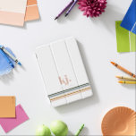 Capa Para iPad Mini Imagem Retrora Chic Monograma<br><div class="desc">Um design de monograma minimalista com grandes iniciais tipográficas em letra clássica com seu nome abaixo e listras coloridas retrógradas. Tendy monogramed design. O design é personalizável e ajustável à sua visão! Uma ideia de presente de excelente para qualquer ocasião. Adicione seu texto personalizado a este design usando as caixas...</div>