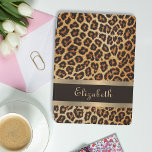Capa Para iPad Mini Leopard Pattern Brown e Dourado Stripe Nome Elegan<br><div class="desc">Proteja sua tecnologia em estilo com nosso padrão-leopardo marrom e Dourado Stripe Elegante Nome iPad Air Cover! Eleve seu ar iPad com este cobrir chic e sofisticado. Apresentando um padrão de pele leopardo de bronze marrom luxuoso e uma folha de ouro glamourosa e uma faixa marrom, este cobrir pode ser...</div>