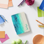 Capa Para iPad Mini Marcos espumantes pintados modernos chamam areia a<br><div class="desc">caso original de mar moderno e areia padronizado em aqua,  azul verde com ondas brancas e tons arenosos. Personalize com o nome de sua escolha. Exemplo: Kaitlyn. Trabalho de arte com pintura manual original com design de cobertura gráfica por Sarah Trett para www.mylittleeden.com</div>