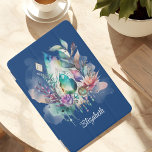 Capa Para iPad Mini Marinho de Dreamcatcher de Cristais Magnéticos de<br><div class="desc">Esta capa de ipad mágica apresenta um grande cristal em forma de lágrima com uma bela mistura de aquamarina e turquesa. Folhagem delicada, cristais pendurados e uma caçadora de sonhos em um fundo de marinho protegem seu iPad com um toque de magia. Personalizado com seu nome, esse cobrir encantador permite...</div>