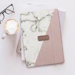 Capa Para iPad Mini Mármaco Cor-de-Couro Rosa Esmaecido<br><div class="desc">Marble fabulosamente falso e efeito de couro rosa esmagado com uma placa de aparência metálica dourada rosa para suas iniciais. Note que este é um efeito impresso - nenhuma vaca rosa nem criatura marmoreada foram danificadas no fazer</div>