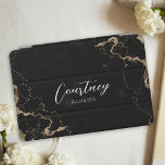 Capa Para iPad Mini Monograma Black & Dourado Marble Calliographic Nam<br><div class="desc">Mini caixa iPad com letra de caligrafia moderna para o seu nome ou iniciais. O cobrir de tablet contém espaço para adicionar seu nome ou você pode até mesmo adicionar o logotipo da sua empresa se usar este gabinete de tablet para sua empresa. Esta elegante design de capa de ipad...</div>