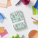 Capa Para iPad Mini Monograma branco verde-cacto-branco<br><div class="desc">Um fundo branco-quic decorado com um padrão caprichoso de cactos, cactos e suculentos pintados e corações vermelhos e verdes. Para garotas adolescentes e mulheres. Personalize e adicione seu nome. O nome é escrito com um grande estilo escrito à mão moderno. Letras verdes e coloridas. Para manter as hastes, exclua apenas...</div>