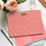 Capa Para iPad Mini Monograma de Confetti Dourado, cor-de-rosa, cor-de<br><div class="desc">Um estojo inteligente iPad cor-de-rosa coral com borrifadores dourados confetti com espaço para suas iniciais.</div>