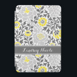 Capa Para iPad Mini Monograma do Damasco Floral Retro Amarelo e Cinza<br><div class="desc">Cor damasco floral elegante retrógrada,  com um monograma personalizado de nome personalizado,  em um quadro de fita. Clique em Personalizar para alterar a fonte e as cores do monograma para criar a sua fonte exclusiva de um tipo de design!</div>