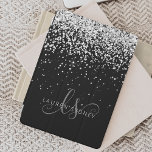 Capa Para iPad Mini Monograma Elegante Glitter Glam Silver<br><div class="desc">Capa de ipad de Monograma Elegante de Glam Silver Glitter. Personalize facilmente este design de cobrir de tablet chic moderno com elegante brilho prateado num fundo preto. O design apresenta seu monograma manuscrito com espirais bonito e seu nome.</div>