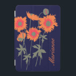 Capa Para iPad Mini Nome gráfico laranja papoilas florais cobrir<br><div class="desc">Bonito e arrojado estojo de flores laranja em tons laranja,  verde-oliva e marinho. Personalize com seu nome. Lê Marianne. Desenvolvido exclusivamente por Sarah Trett para www.mylittleeden.com</div>