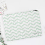 Capa Para iPad Mini Nome Personalizado do Zig Zag da Mint<br><div class="desc">Cobrir inteligente iPad concebido por medida personalizada,  com um padrão pastel mint zig zag/chevron com nome/monograma personalizado.</div>