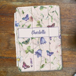 Capa Para iPad Mini Padrão Floral de Borboleta Rosa Personalizado<br><div class="desc">Um bonito design floral de aquarela de flores silvestres e borboletas em tons de roxo,  rosa e muito mais,  num fundo cor-de-rosa macio,  personalizado com o seu nome.</div>