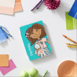 Capa Para iPad Mini Pêssego escura, abraçando o coelho branco<br><div class="desc">Capa de ipad bonita de meninas gráficas modernas. Menina de cabelo castanho escura agarrando seu coelho branco sortudo em pêssego e cinza no fundo do aqua. Personalize com seu próprio nome lê Daniella. Design gráfico original por Sarah Trett para www.mylittleeden.com</div>