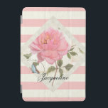 Capa Para iPad Mini Pintado à mão Pintado cor-de-rosa com borboleta az<br><div class="desc">A elegante flor de pénia rosa, refinada e elegante, com uma borboleta azul, no estilo vintage, é na verdade pintada à mão por Audrey Jeanne. Bonito, colorido, doce feminino com seu nome personalizado em uma letra de escrita manual. Um pergaminho antigo como fundo com espirais, pergaminhos, manuscritos e uma borda...</div>