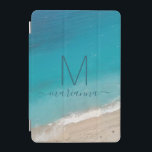 Capa Para iPad Mini Praia Fotografia Turquesa Ocean Waves Personalizad<br><div class="desc">Turquesa oceano e ondas suaves em uma costa suave e arenosa apresentando um monograma de script de caligrafia moderno e nome personalizado na frente de uma bolsa de laptop disponível para proteger vários tamanhos de computador diferentes. Clique em 'personalizar mais' para editar o modelo e mudar as fontes ou cores...</div>