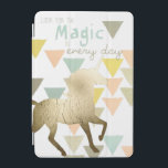 Capa Para iPad Mini Procure o Dourado Unicórnio Mágico do Dia a Dia<br><div class="desc">June Erica Vess é uma artista contemporânea que adora usar linhas, padrões e cores vibrantes em suas pinturas. Esta divertida, impressão de menina, com uma silhueta de unicórnio dourado e uma citação motivacional foi oficialmente licenciada pelo World Art Group. O padrão bonito e colorido, misturando unicórnio e citação inspiracional "Você...</div>
