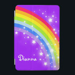 Capa Para iPad Mini Raparigas roxas brilhantes do arco-íris nomeadas c<br><div class="desc">Perfeito para proteger a tela do ipad de suas filhas. Adicione seu nome a este caso ipad. Atualmente,  lê Dianna. Este caso gráfico roxo original brilhante do arco-íris é desenhado por Sarah Trett.</div>