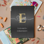 Capa Para iPad Mini Tendência de Monograma Dourado de Metal Brugado Pr<br><div class="desc">Elevem seu ar iPad com nossa Dourada e elegante cobertura de ar iPad de metal preto escovado de metal monograma! Feito de elegante metal preto escovado, esse cobrir expele sofisticação moderna. Personalize-o com seu monograma em negrito texto dourado e seu nome de script em elegante tipografia branca, adicionando um toque...</div>