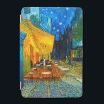 Capa Para iPad Mini Van Gogh Café Terrace à Noite<br><div class="desc">capa de ipad com a pintura a óleo de Vincent van Gogh Café Terrace na Noite (1888). Estrelas amarelas pintam o céu azul noturno acima de um café ao ar livre na França. Um presente maravilhoso para fãs do Impressionismo Poste e da arte holandesa.</div>